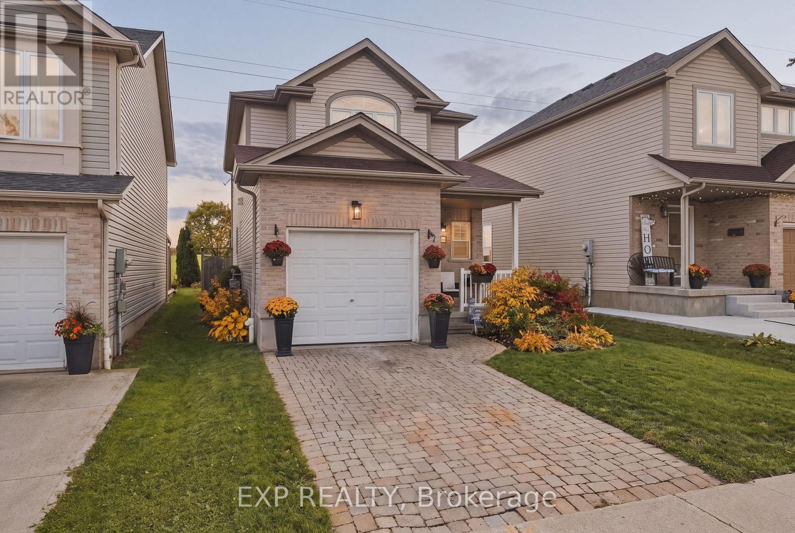 116 HENHOEFFER CRESCENT — photo 3
