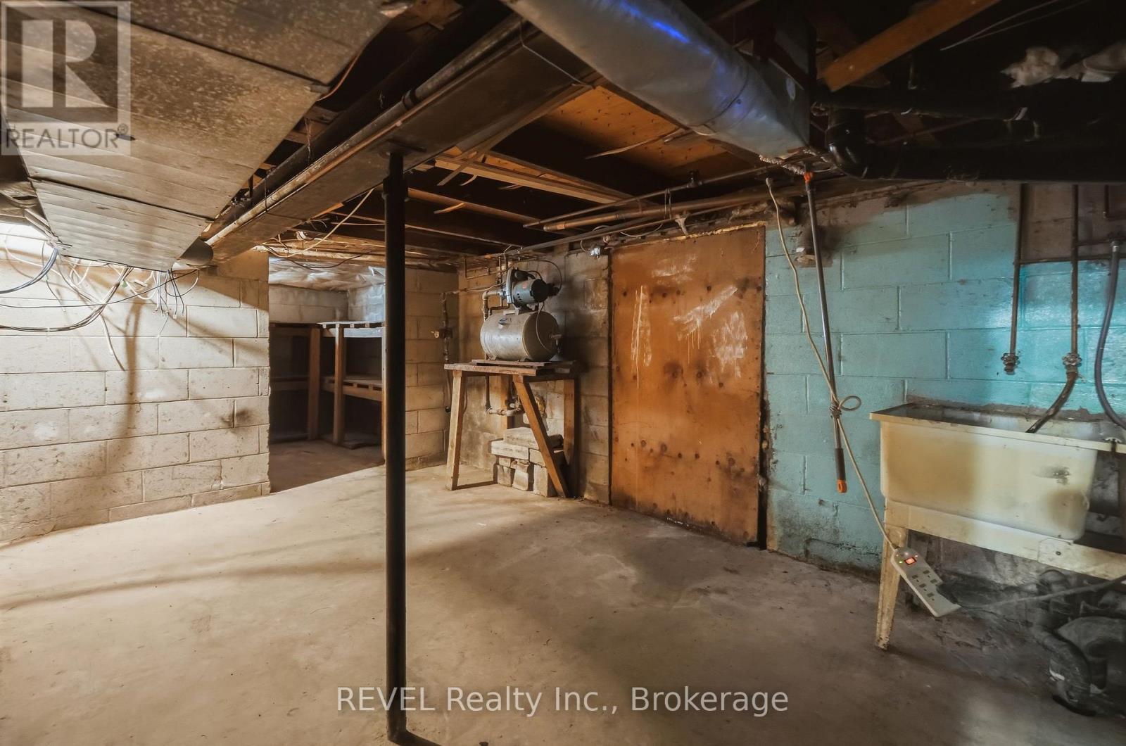 2324 CENTRE STREET - 35