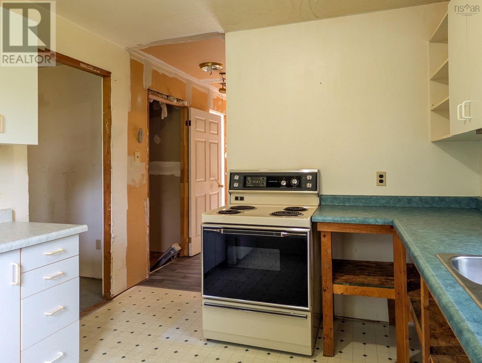 1002 West Dalhousie Road - 10