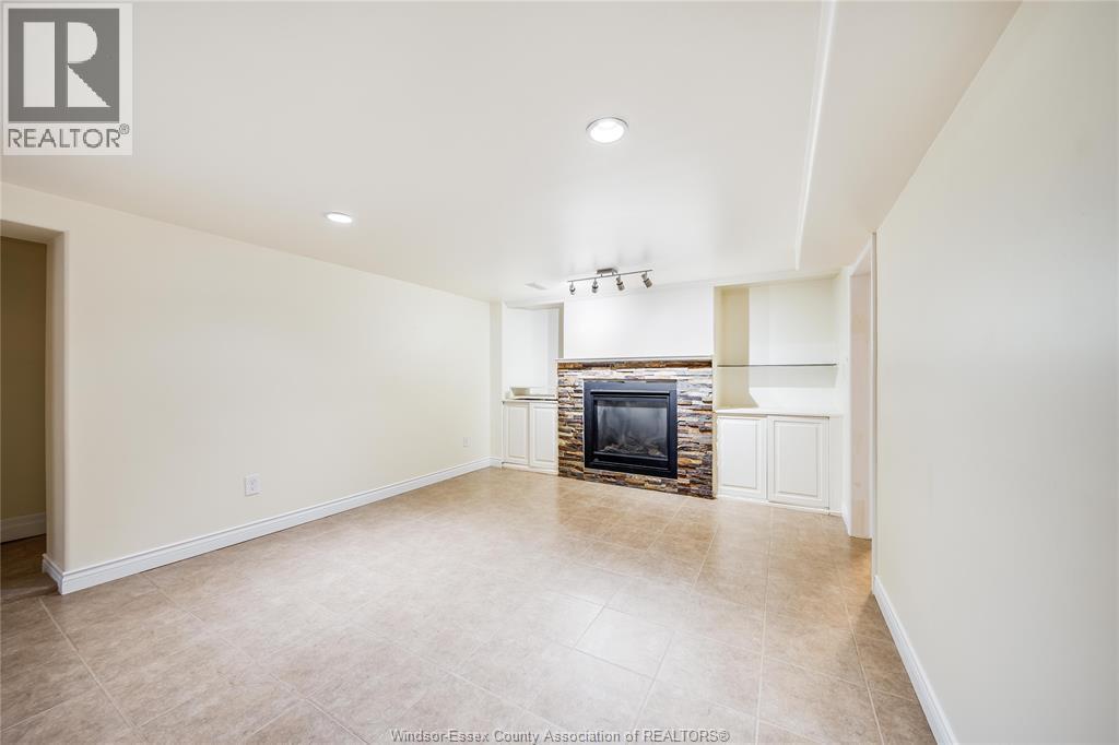 1030 ISABELLE PLACE - 29