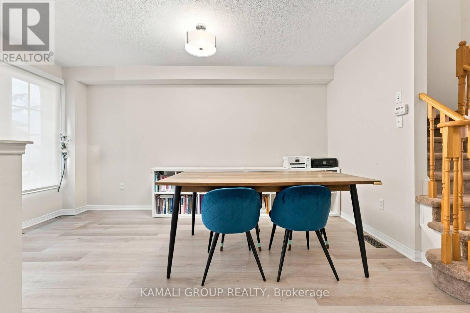 300 Flagstone photo 4