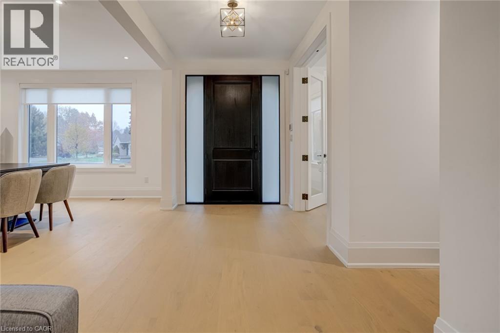 102 CUMMING Court, Ancaster, Ontario, L9G1V3, Ancaster, Ontario — photo 4 of 5