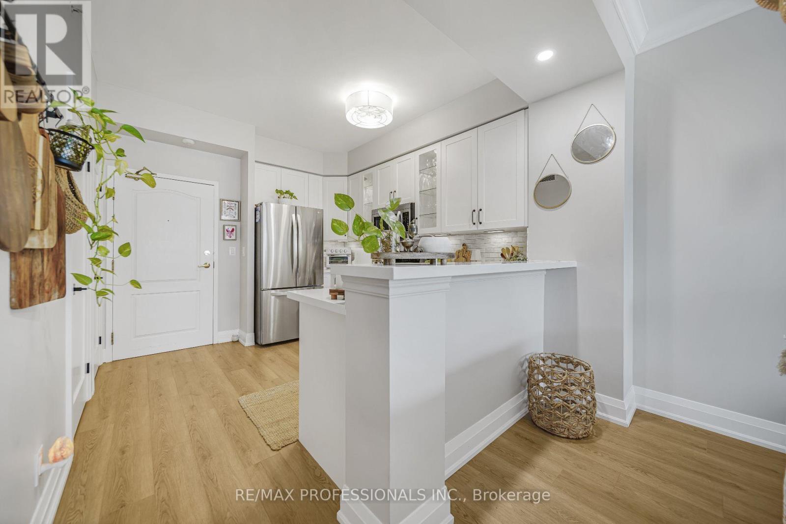 #211 3531 LAKE SHORE BOULEVARD W - Image 14