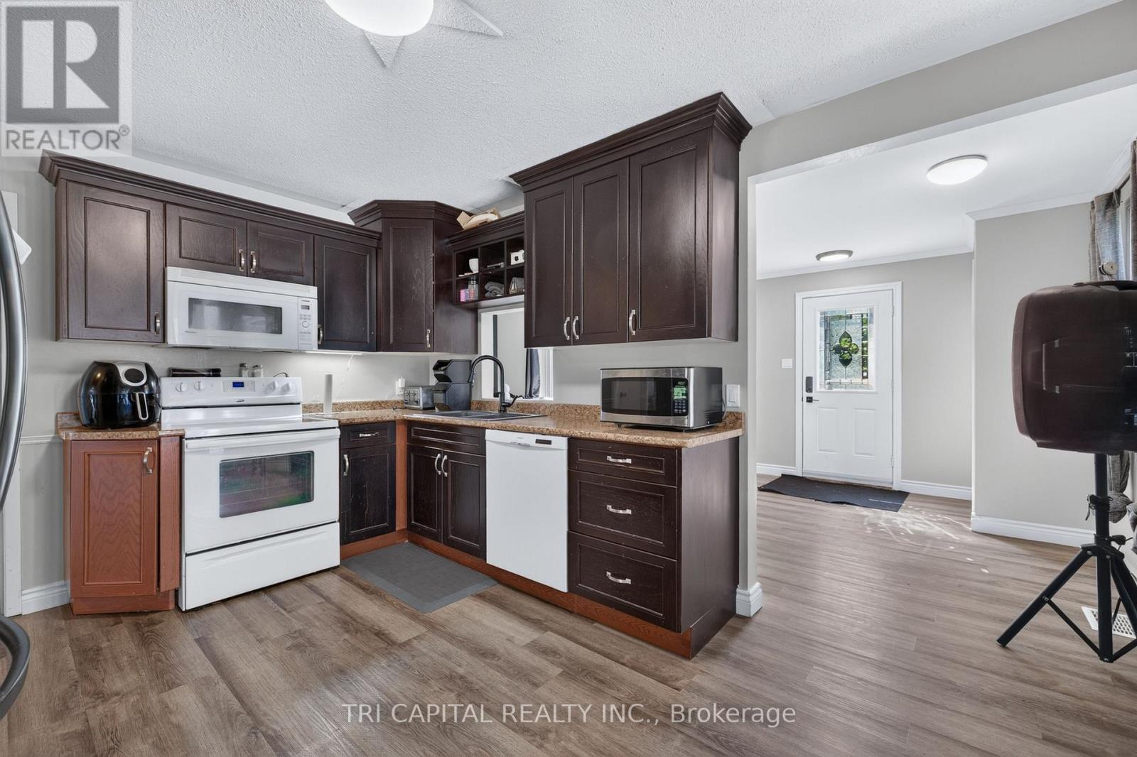 4 HARDING CRESCENT - 8