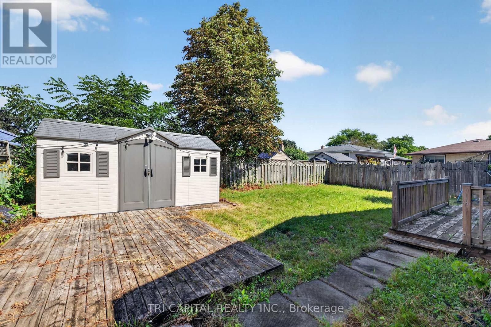 4 HARDING CRESCENT - 32
