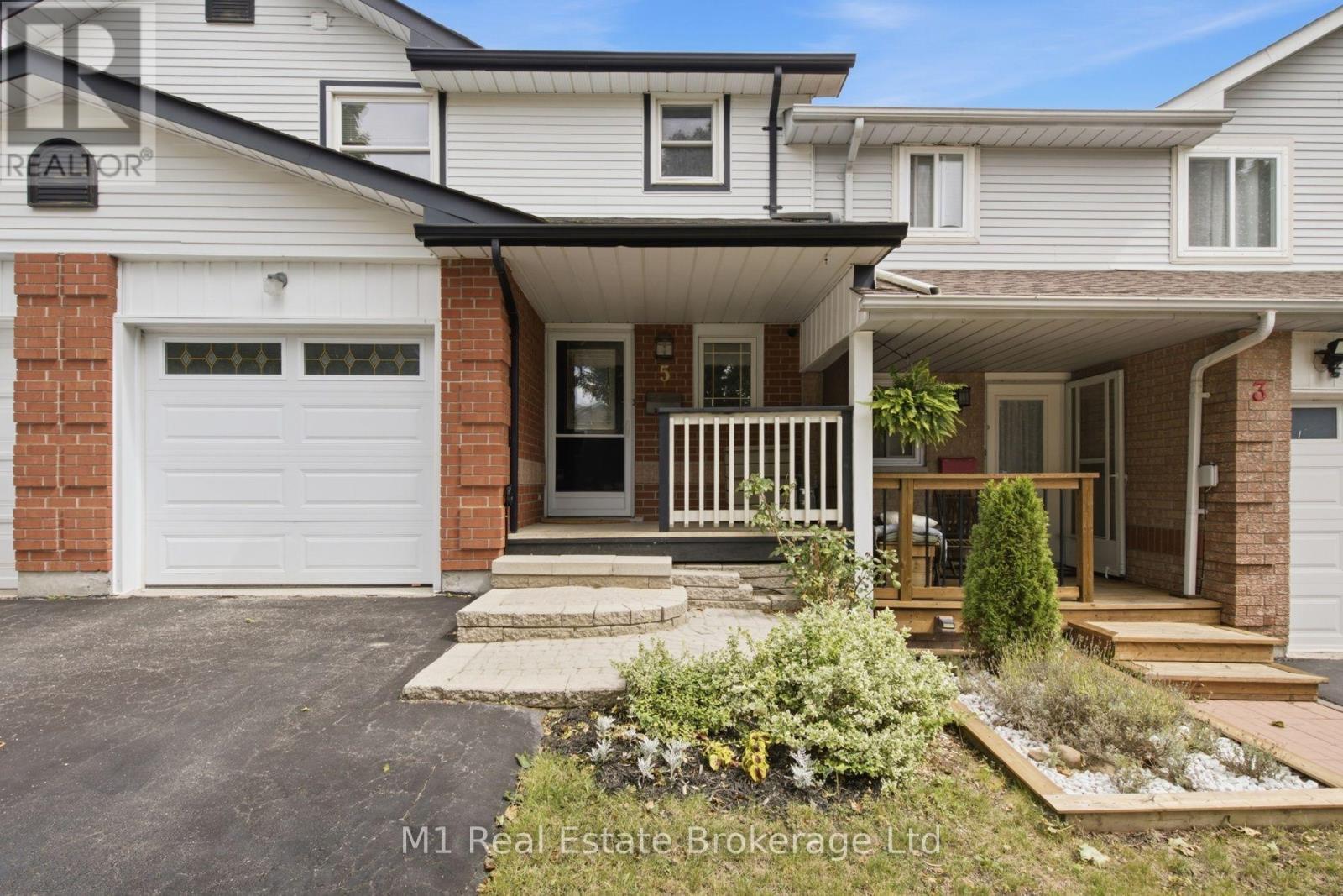 5 GRANDRIDGE CRESCENT - 1