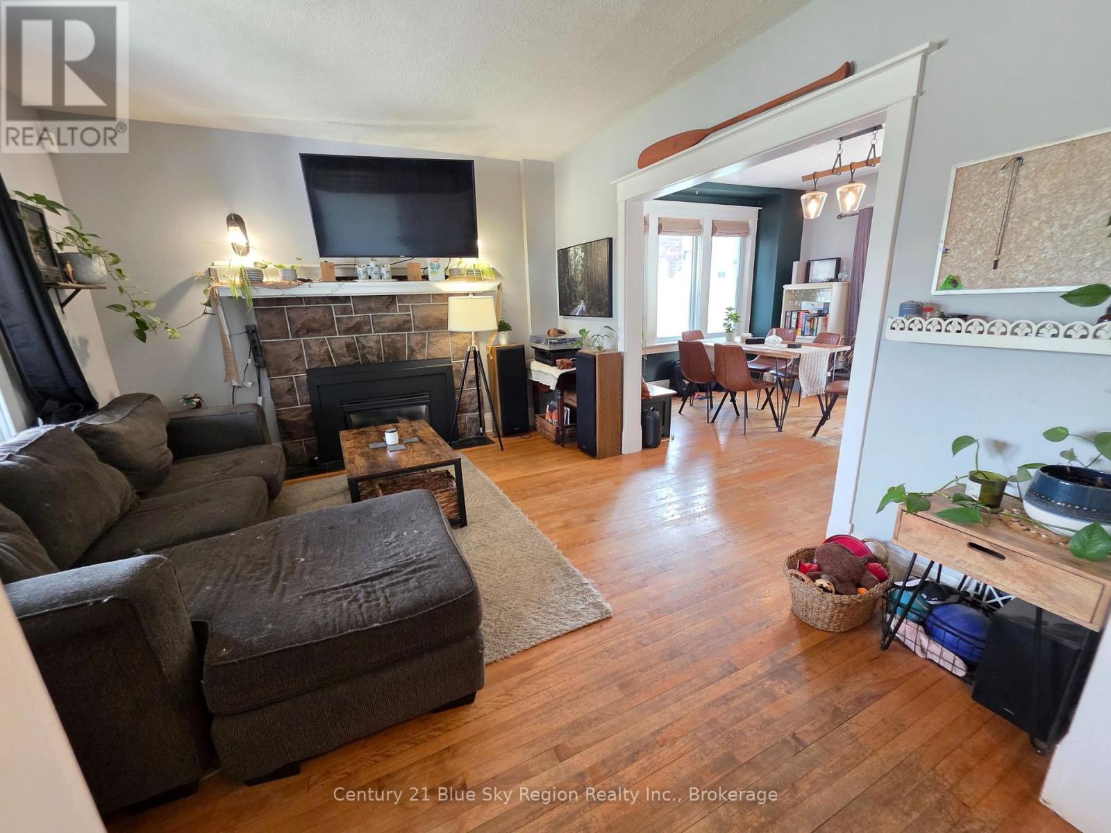 153 FIRST AVENUE W - 12
