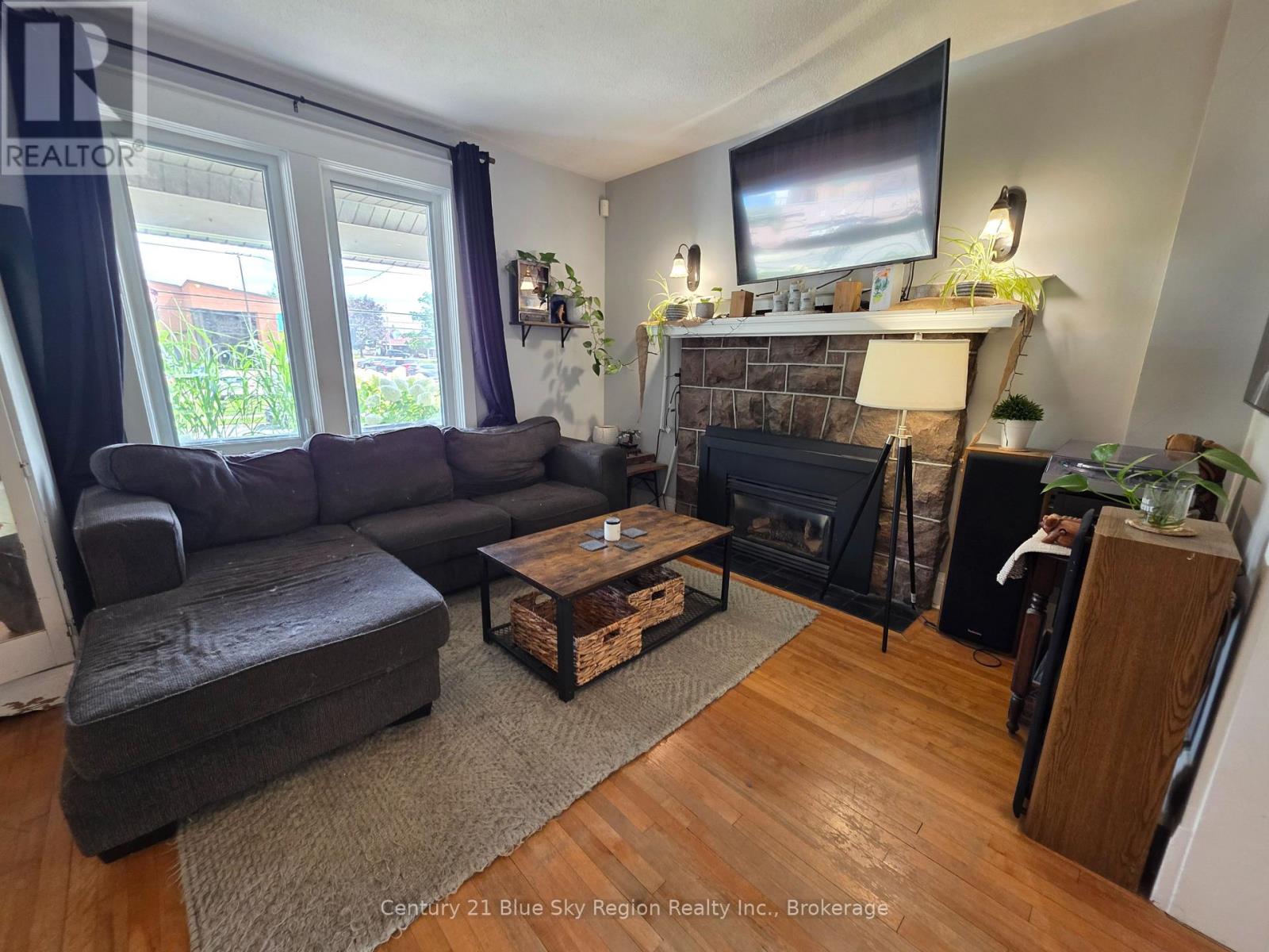 153 FIRST AVENUE W - 13