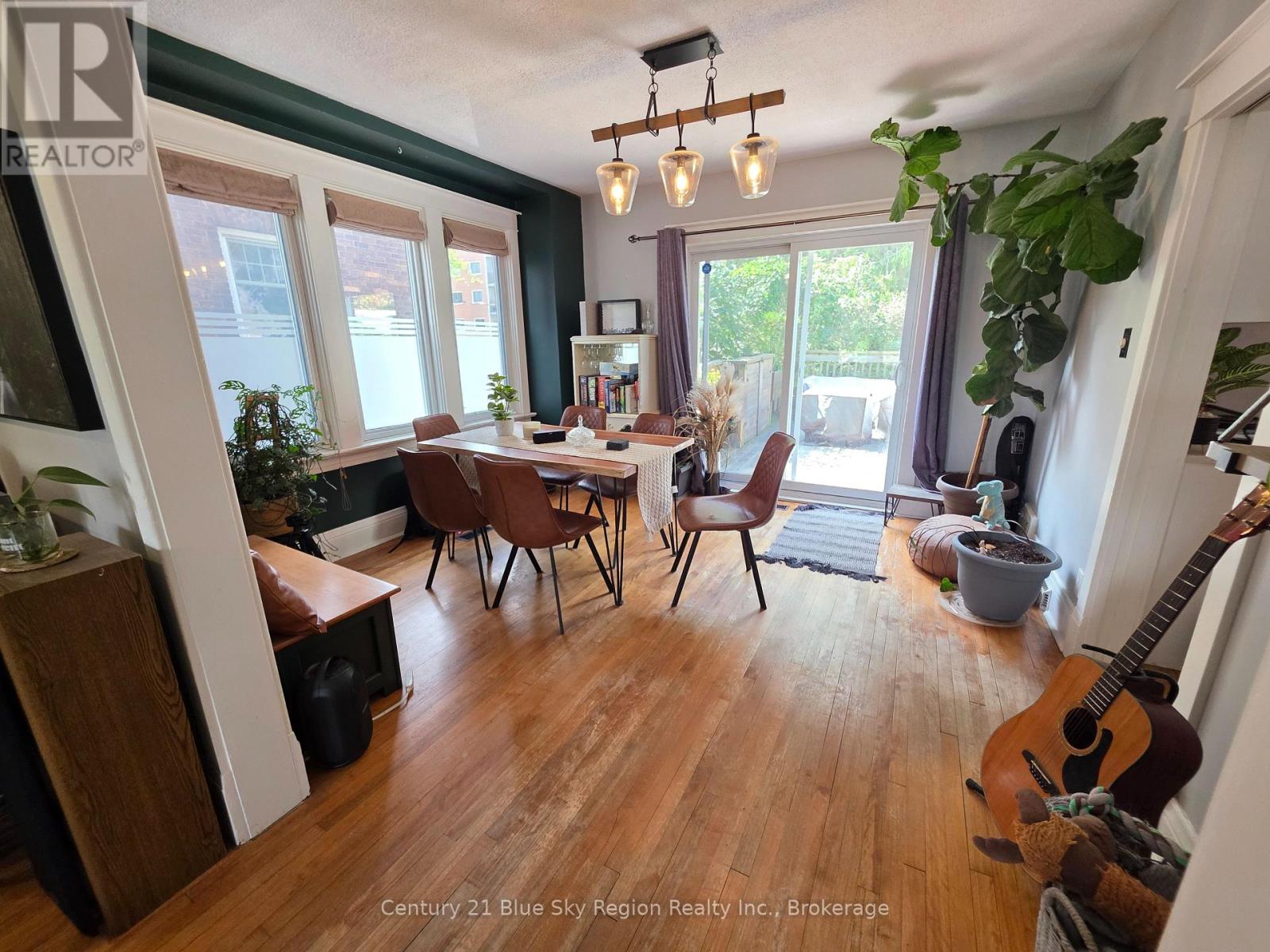 153 FIRST AVENUE W - 14