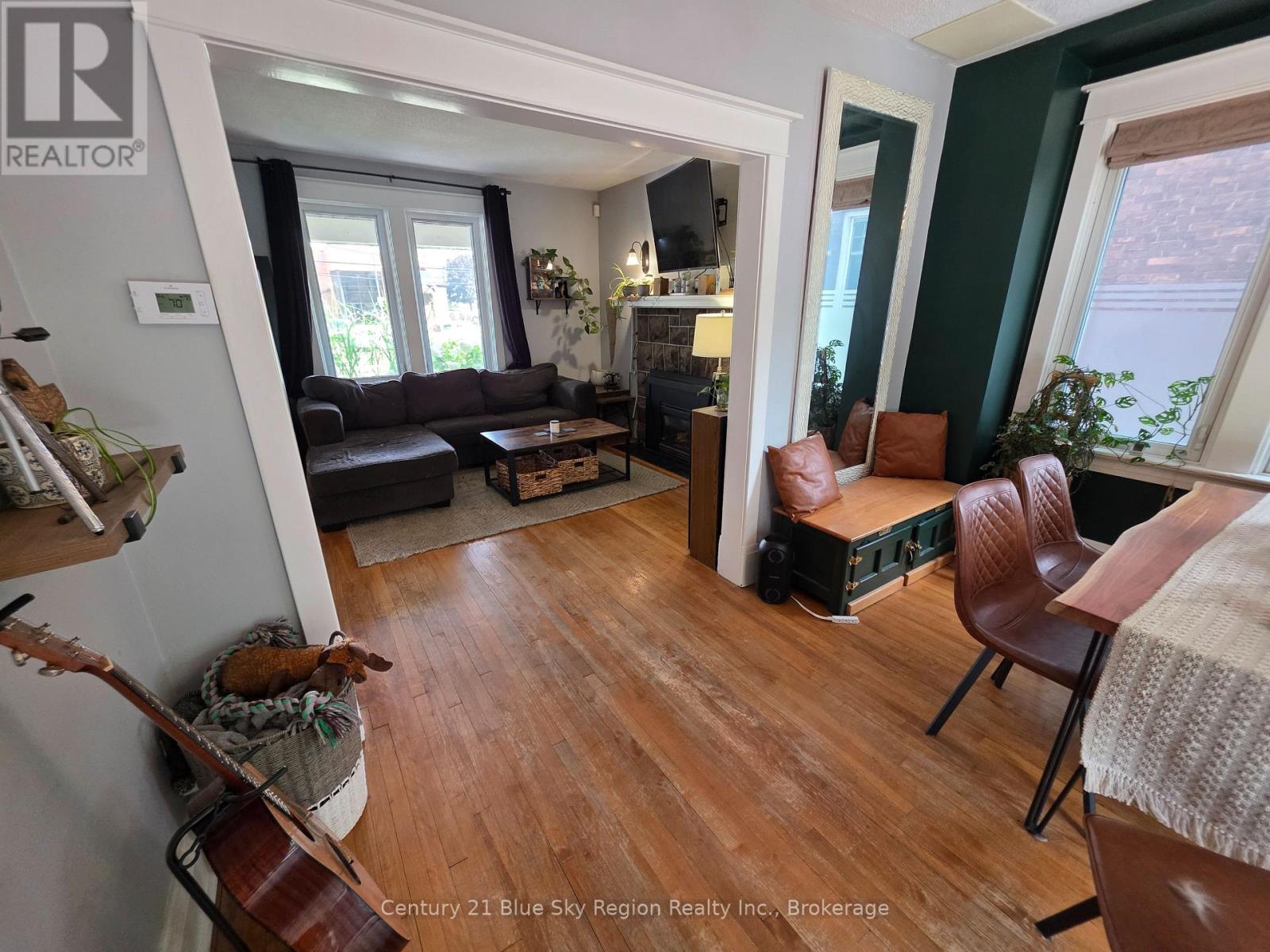 153 FIRST AVENUE W - 16