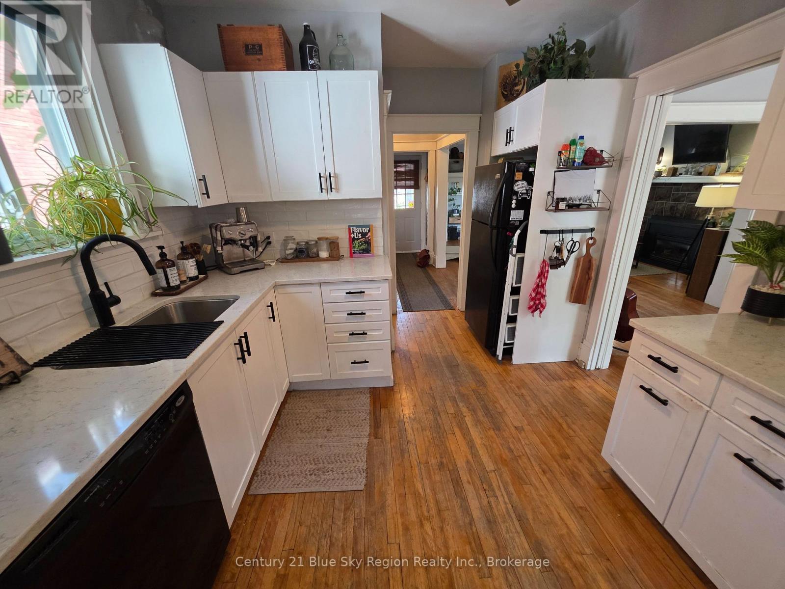 153 FIRST AVENUE W - 19