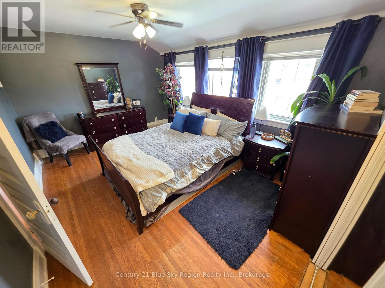153 FIRST AVENUE W - 23