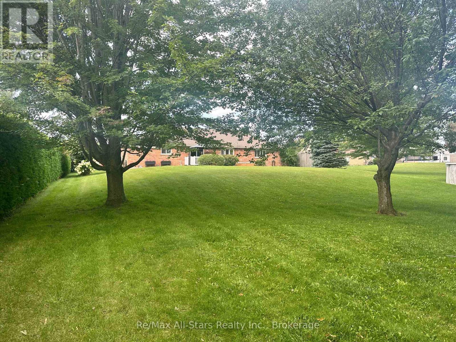 22 HALLETT CRESCENT - 11