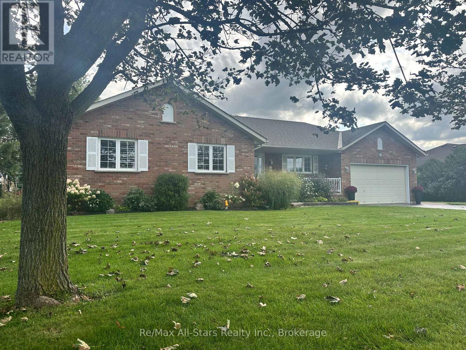 22 HALLETT CRESCENT - 13