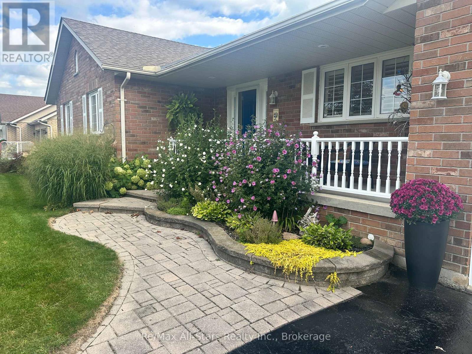 22 HALLETT CRESCENT - 2