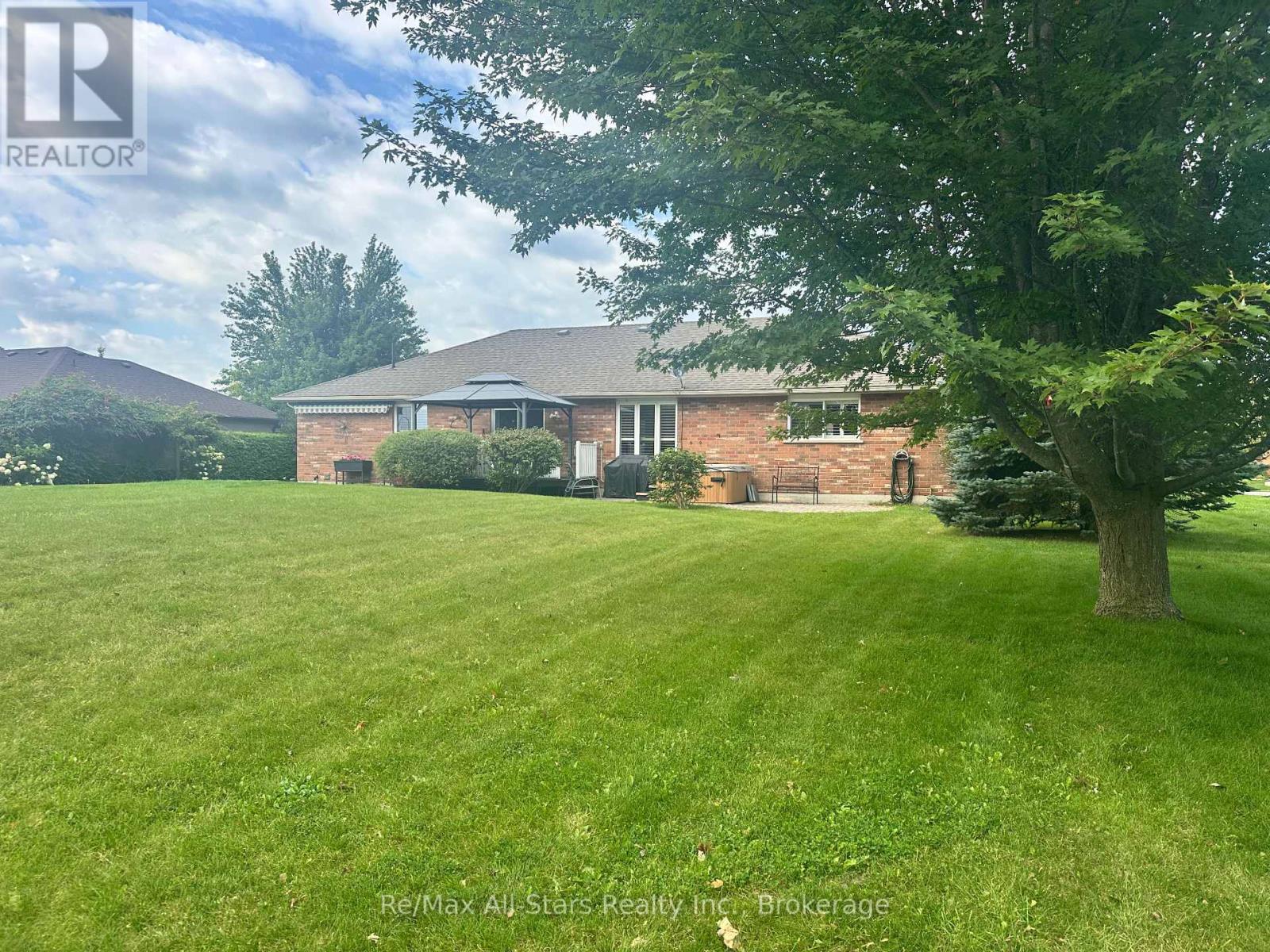 22 HALLETT CRESCENT - 7