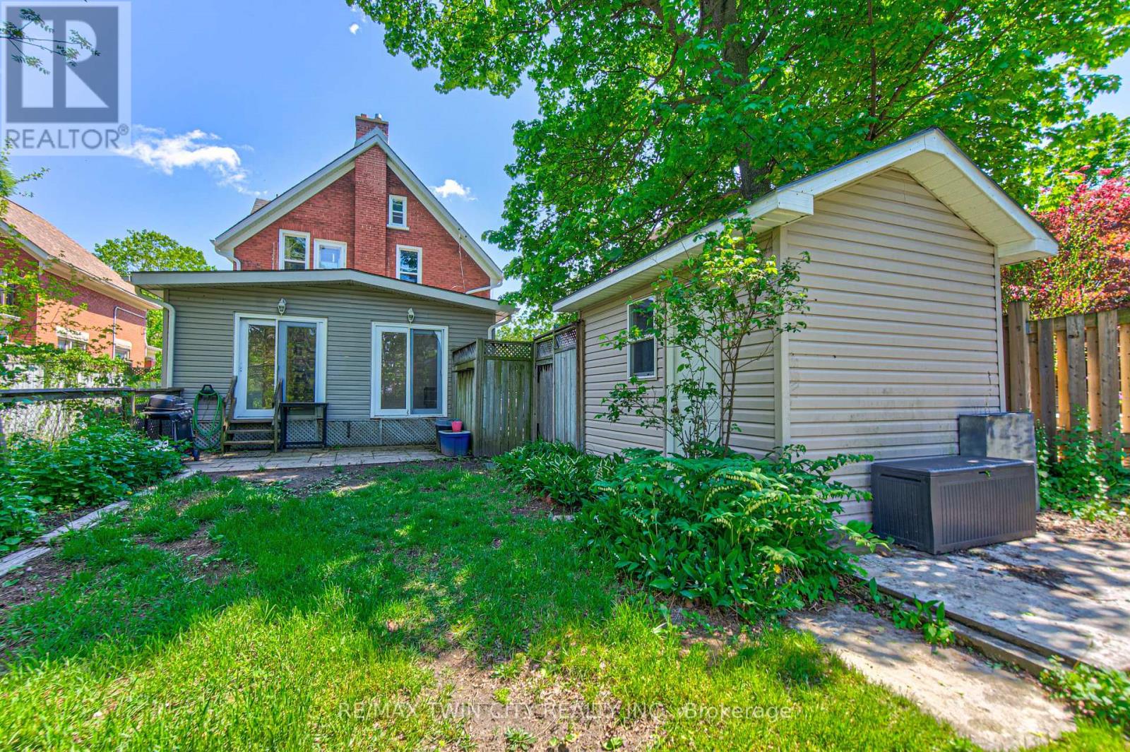 22 HERLAN AVENUE - 33
