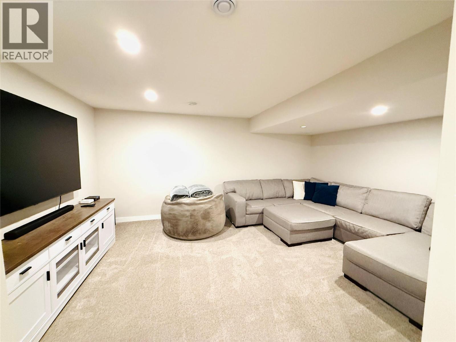 #2 4883 Stanley Street - 29