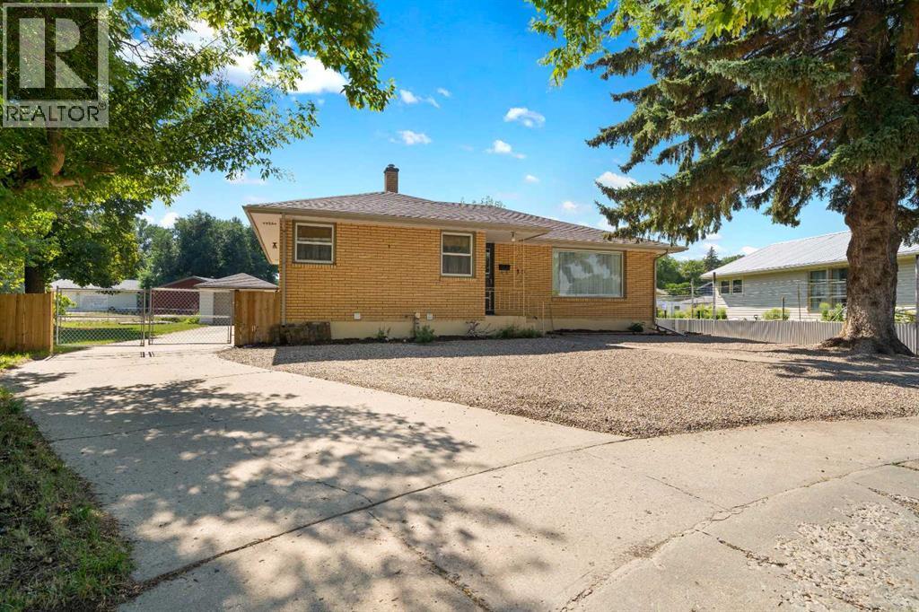 85 Huckvale Crescent SW - 2
