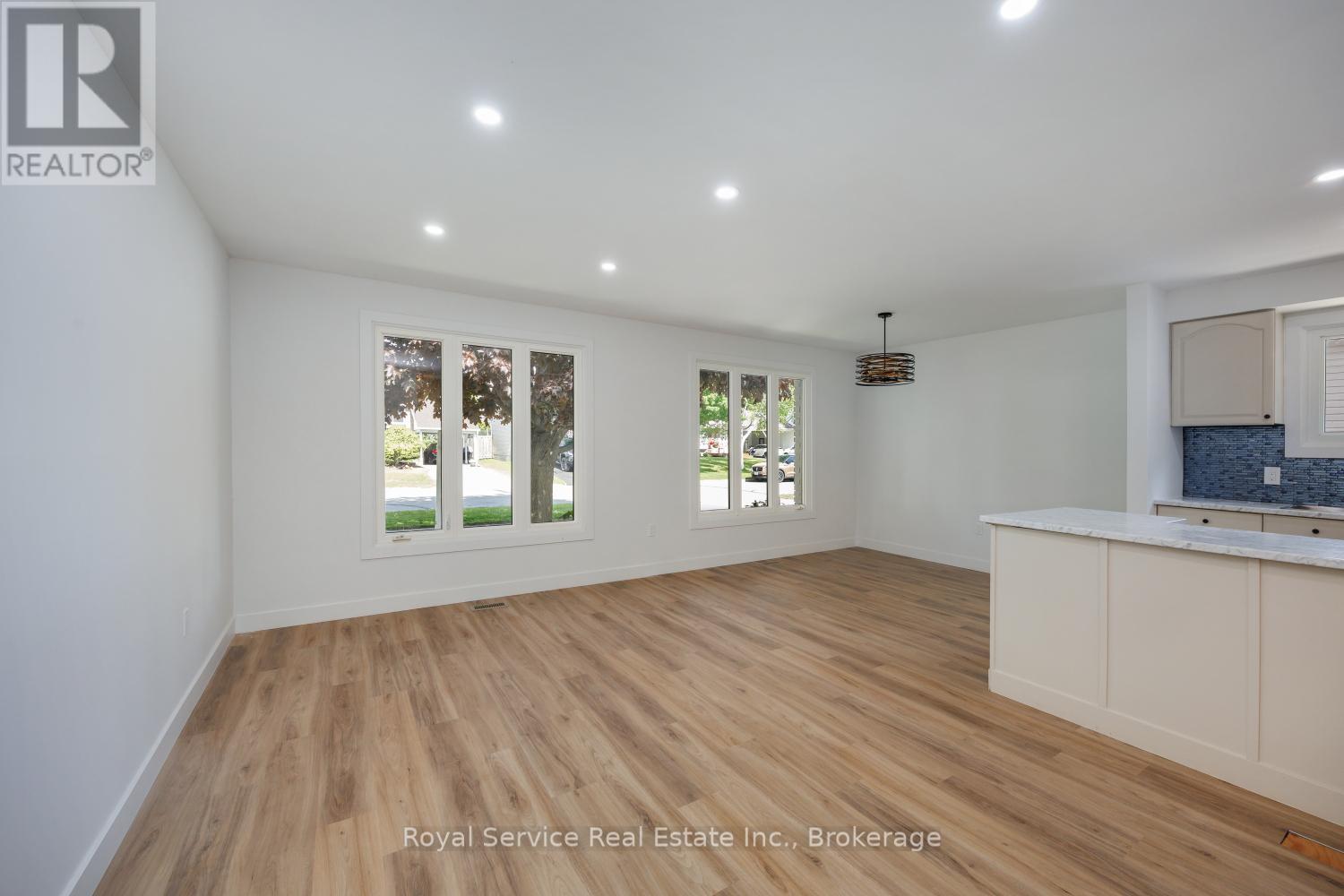 567 DAINTRY CRESCENT - 16