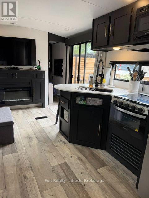 (188 MAPLEVIEW) - 2560 WESTVIEW ROAD - 10