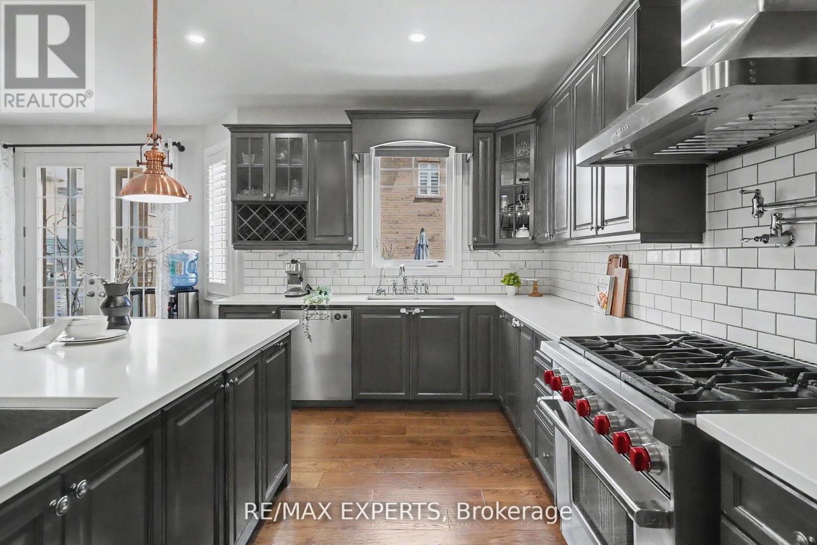 74 DUNROBIN CRESCENT - 27