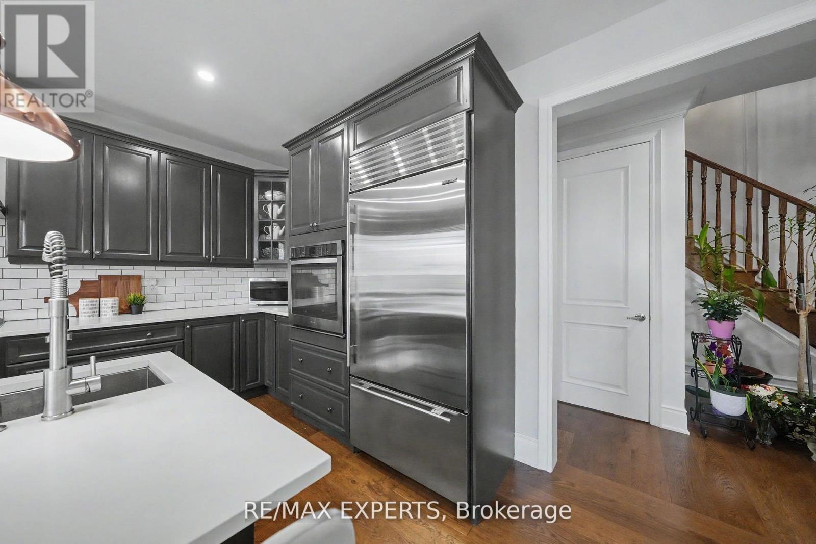 74 DUNROBIN CRESCENT - 28