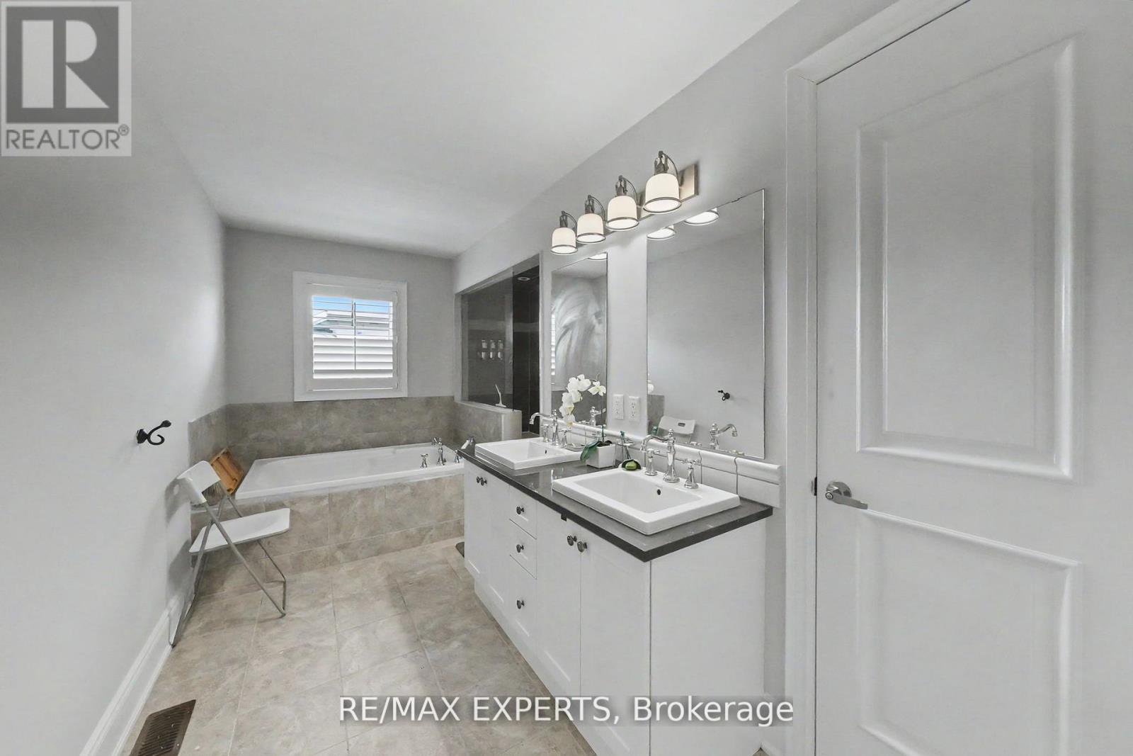 74 DUNROBIN CRESCENT - 36