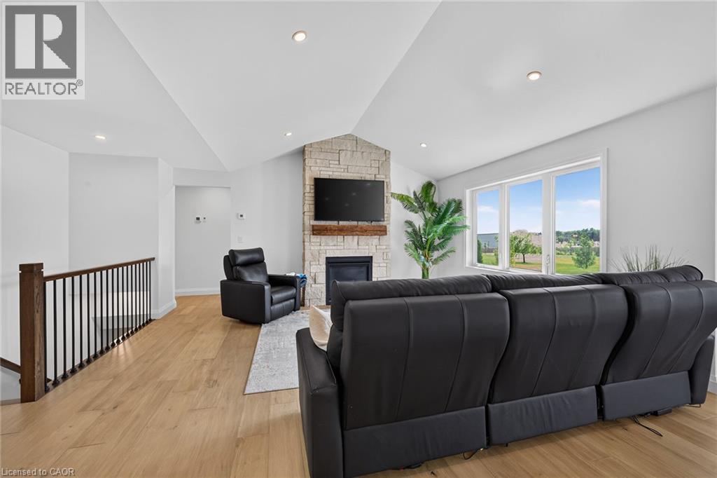 33 MONTURE Street N - Image 7