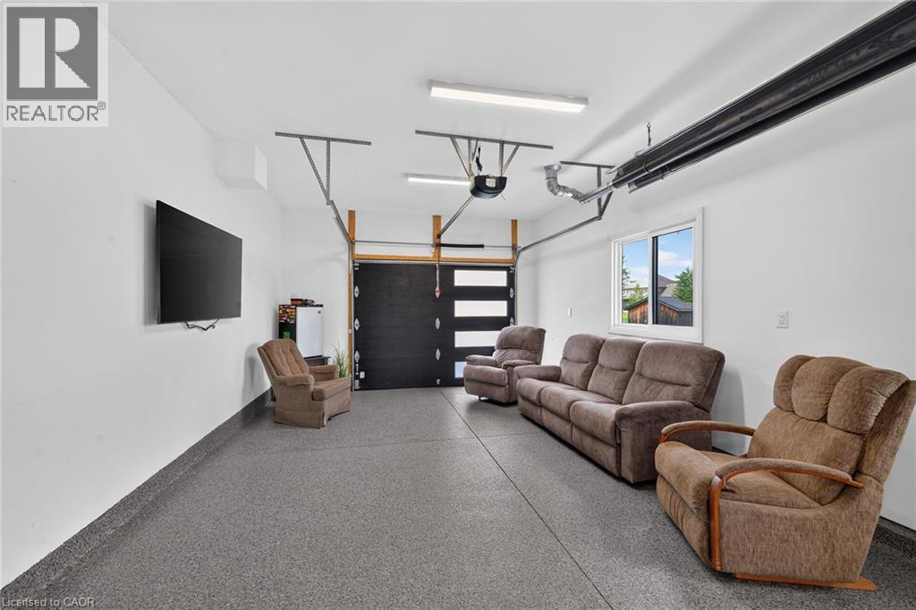 33 MONTURE Street N - 33