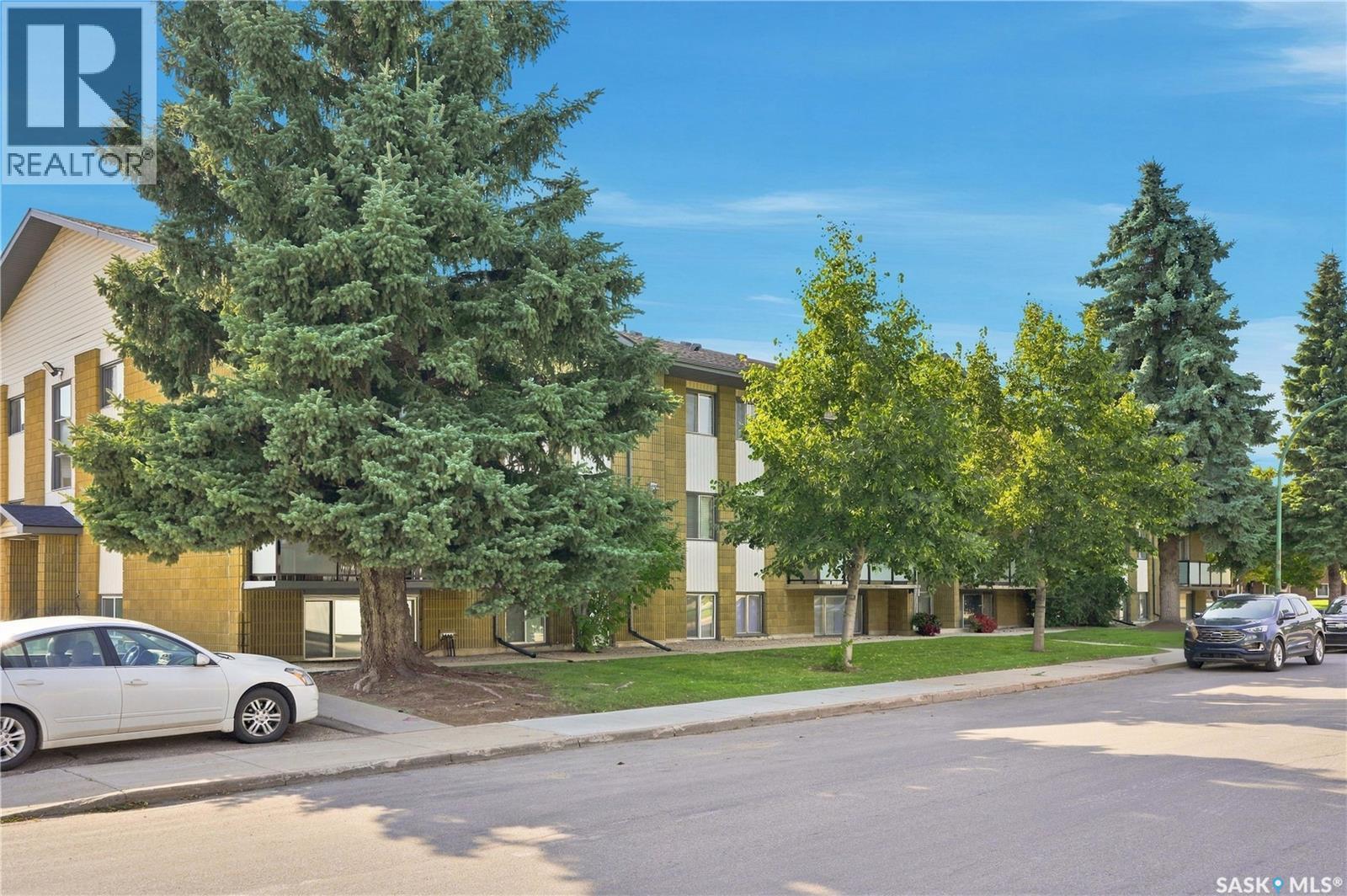 #2 111 St Lawrence CRESCENT - 2