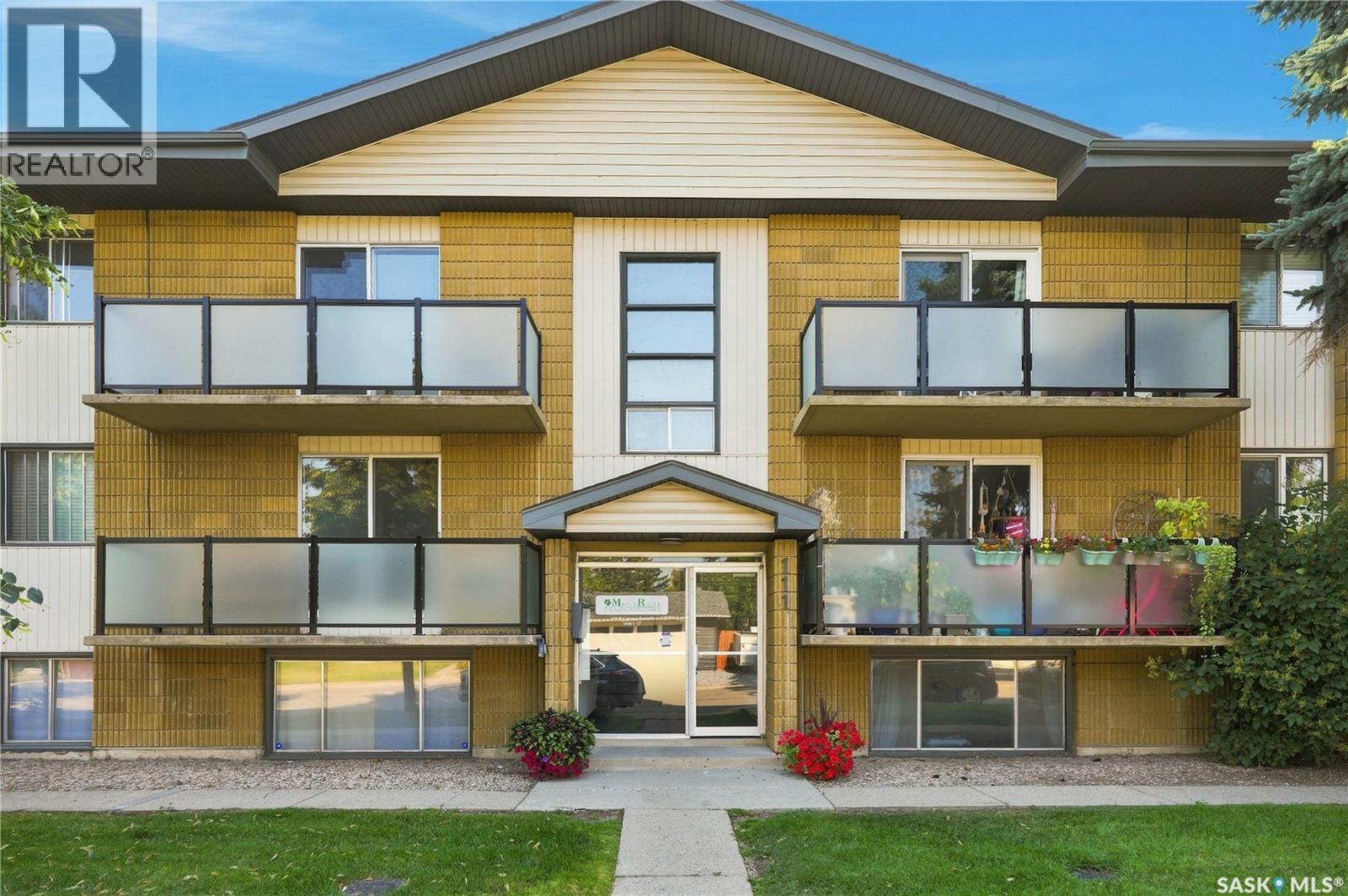 #2 111 St Lawrence CRESCENT - 3