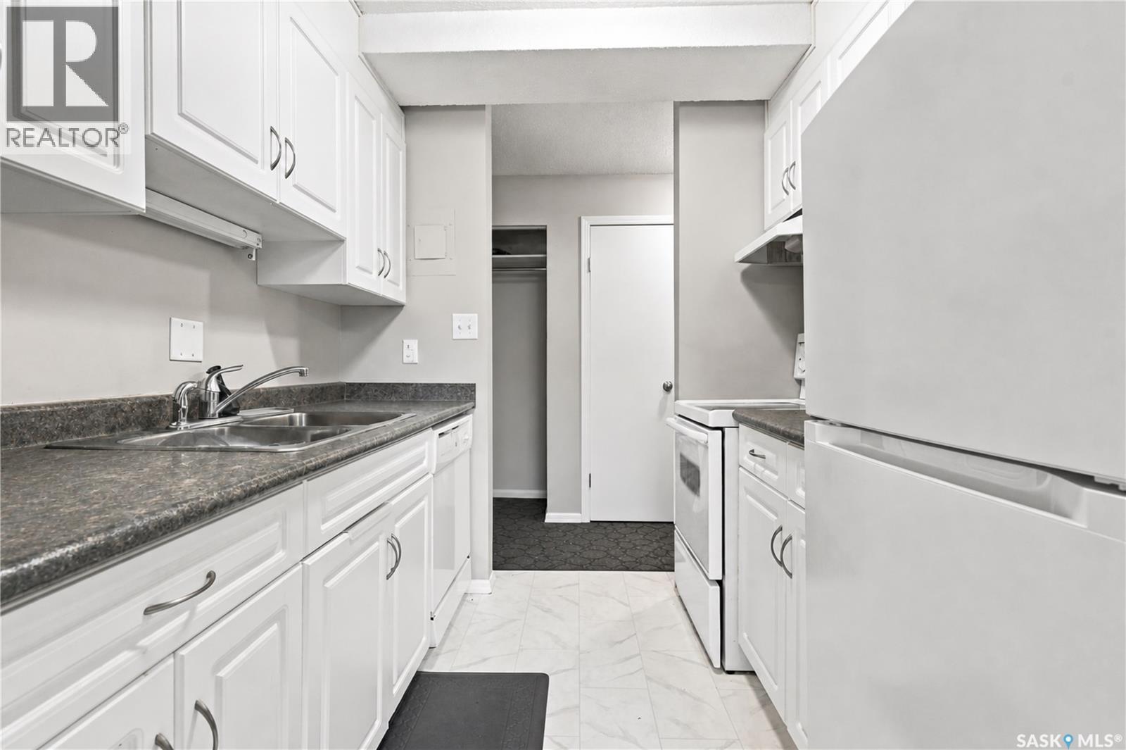 #2 111 St Lawrence CRESCENT - 4
