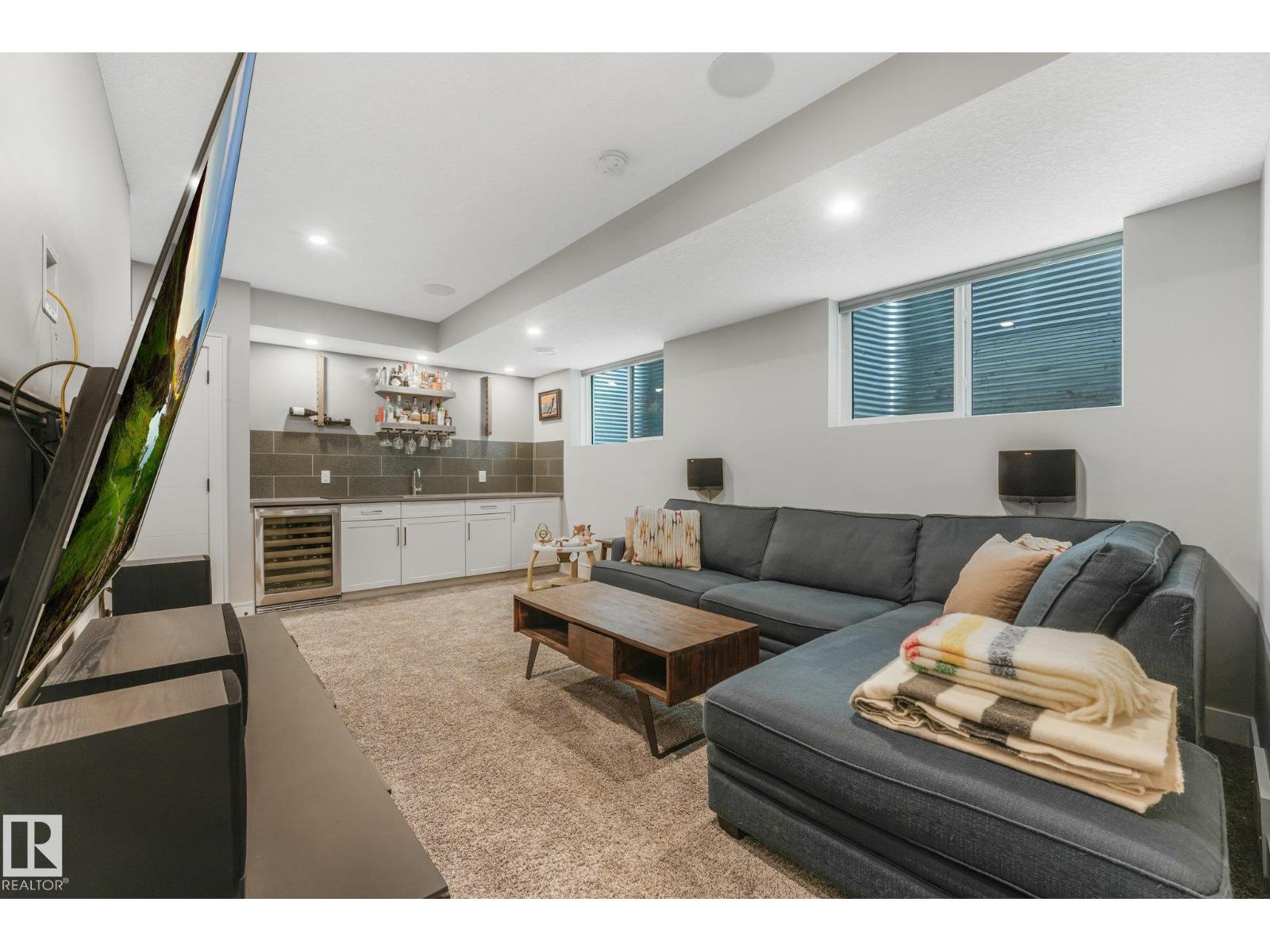 8715 83 AV NW - 36
