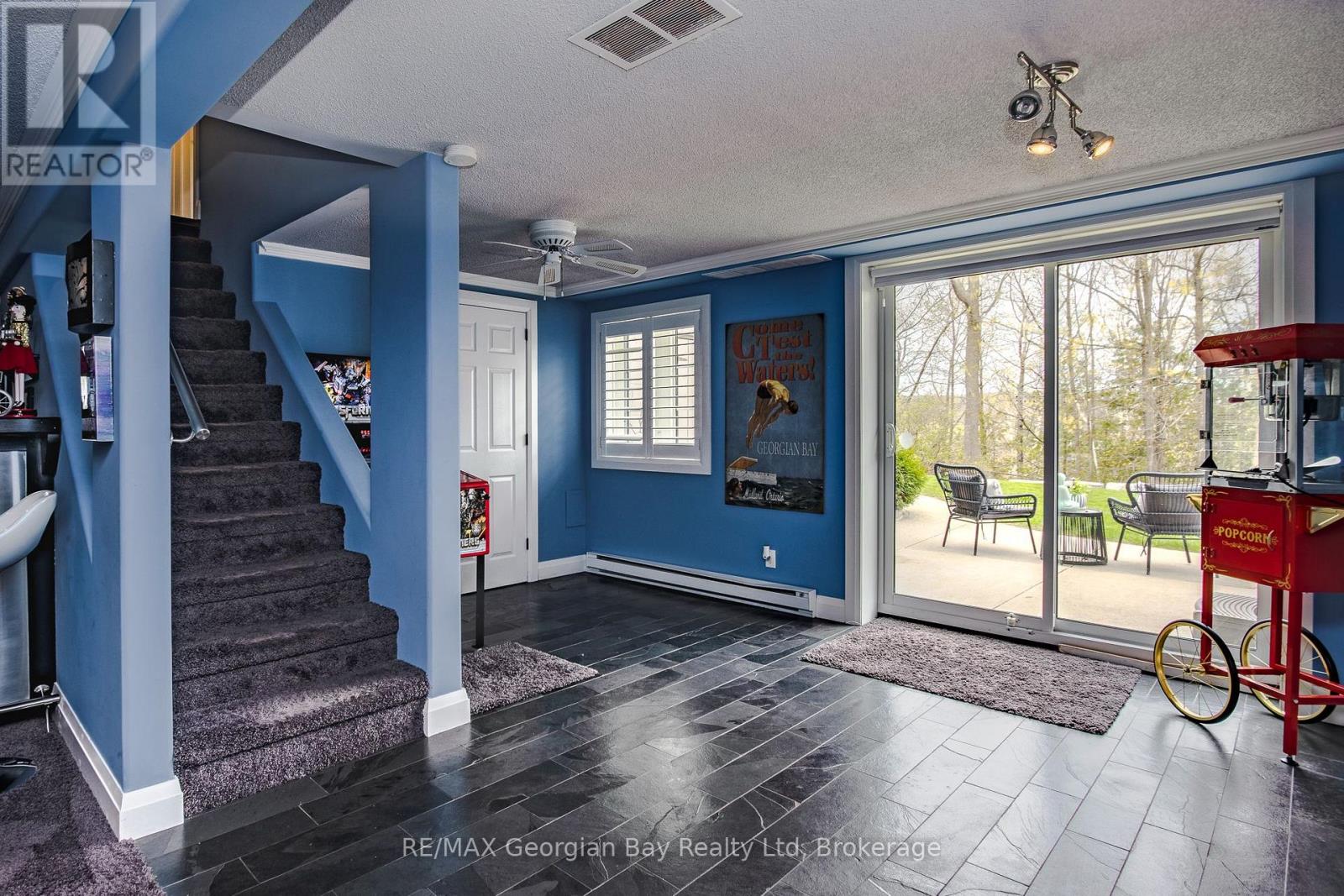 736 VICTORIA STREET - 21