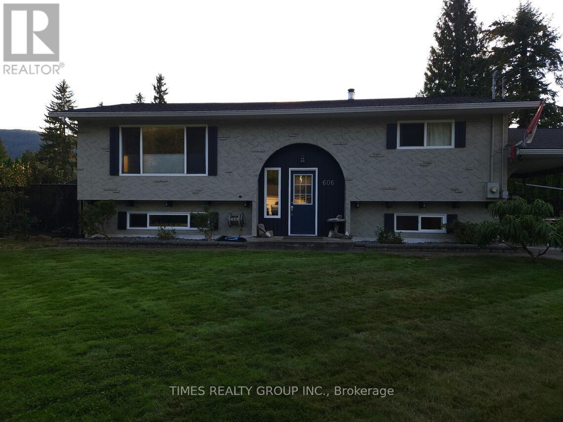 606 GILLIS AVENUE - 1