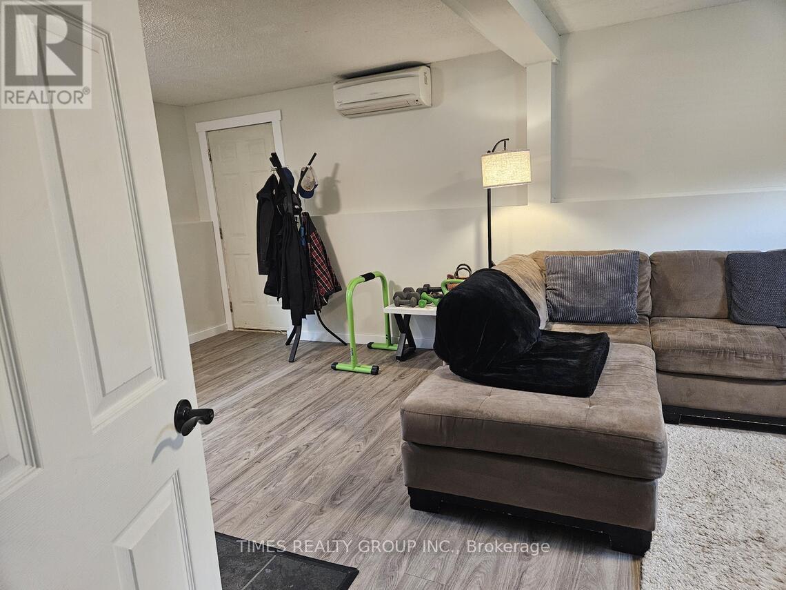 606 GILLIS AVENUE - 17