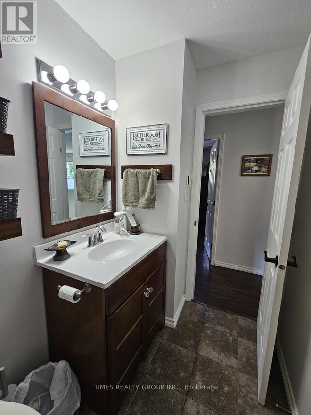 606 GILLIS AVENUE - 8
