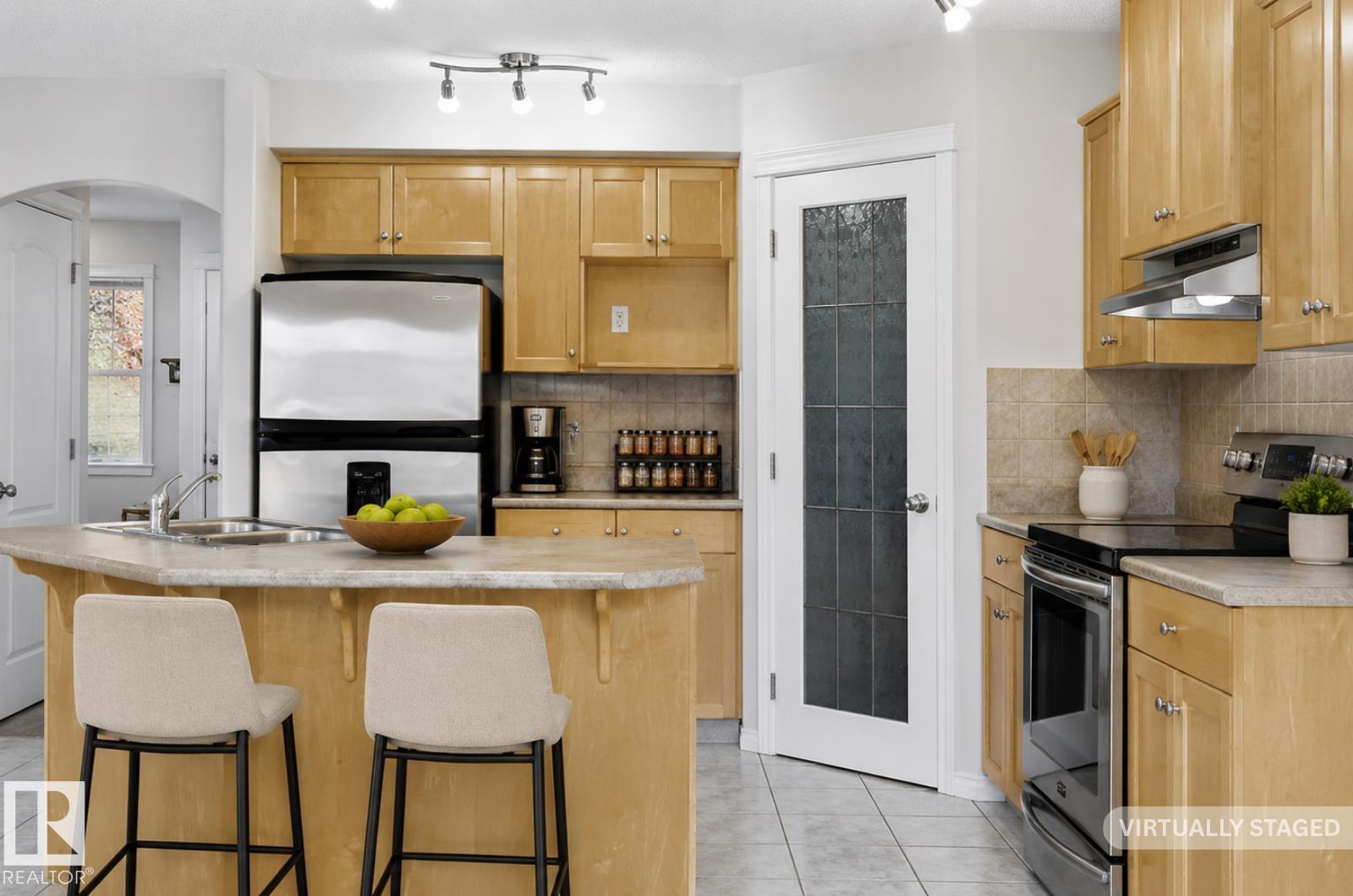 10719 8 AV SW, Edmonton, Alberta, T6W1G4, Edmonton, Alberta — photo 3 of 5
