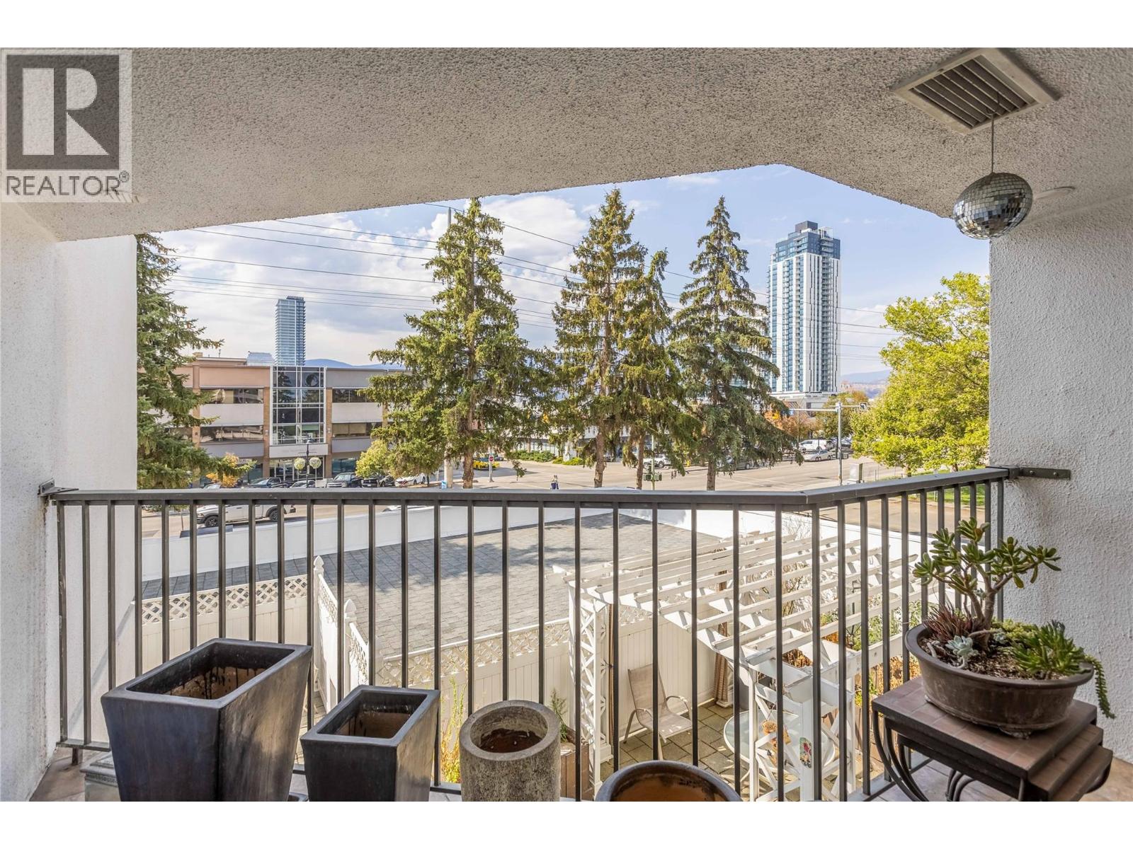 #303 737 Leon Avenue - 23