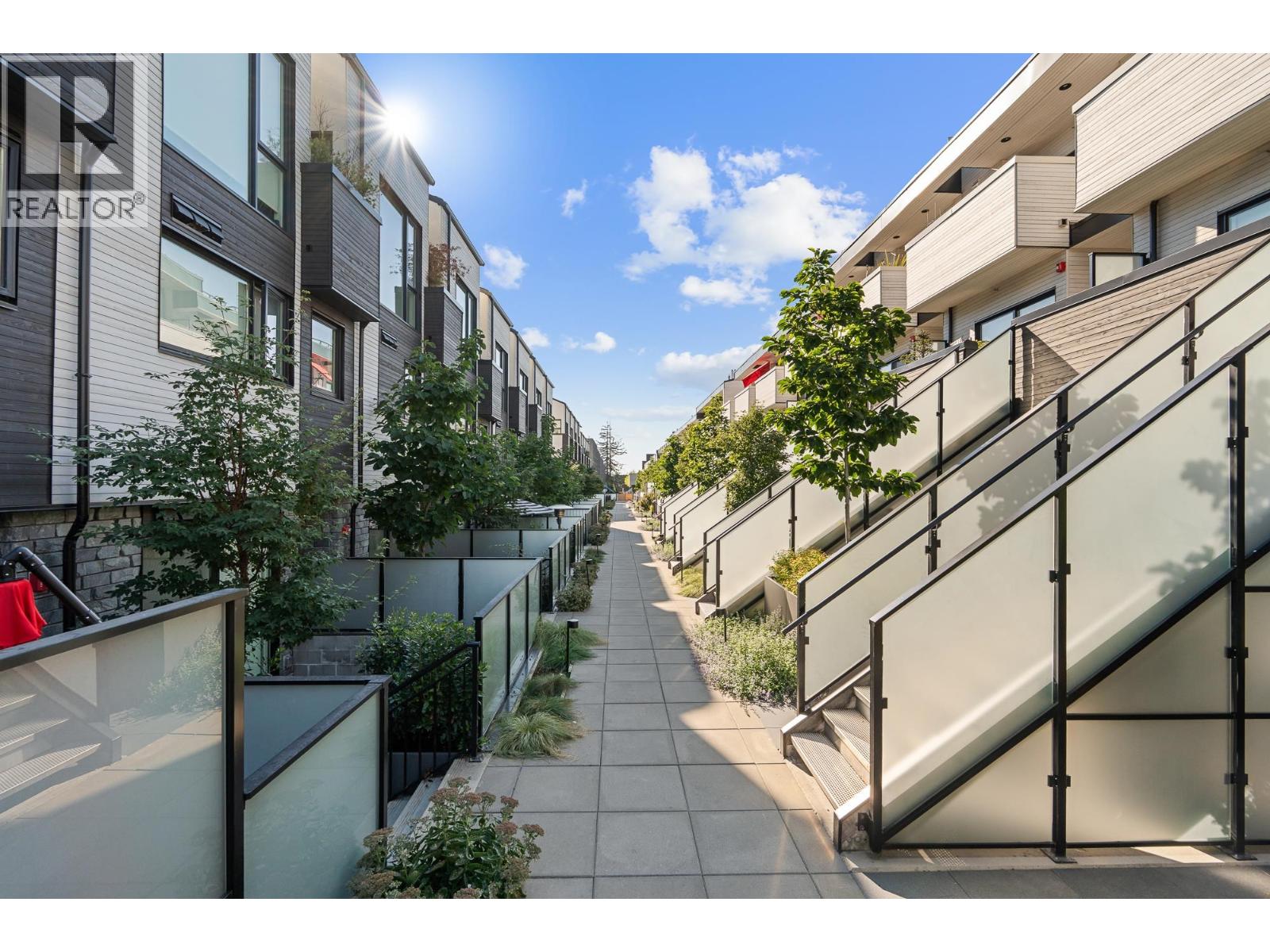 203 650 E 2ND STREET, North Vancouver