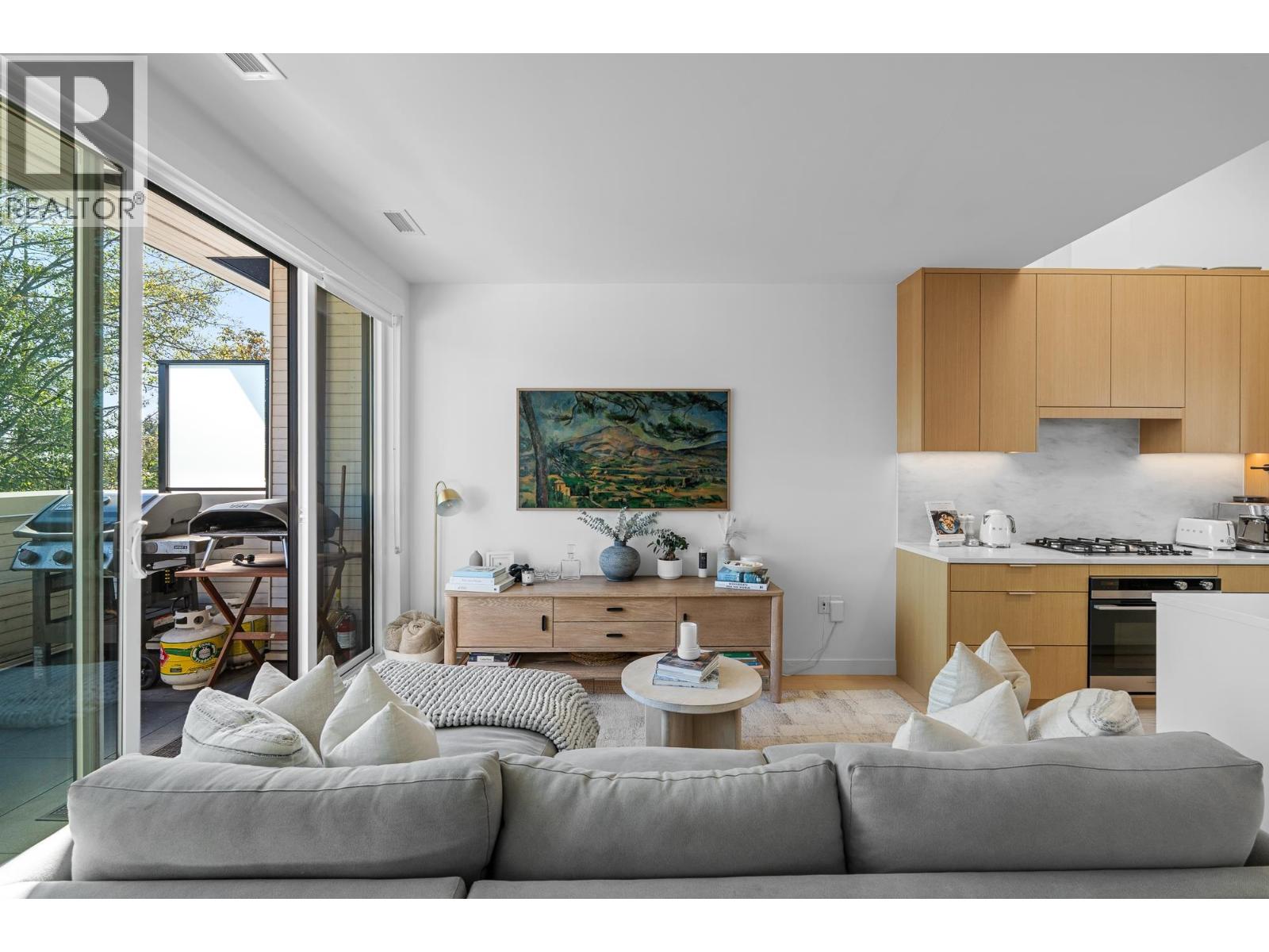 203 650 E 2ND STREET, North Vancouver
