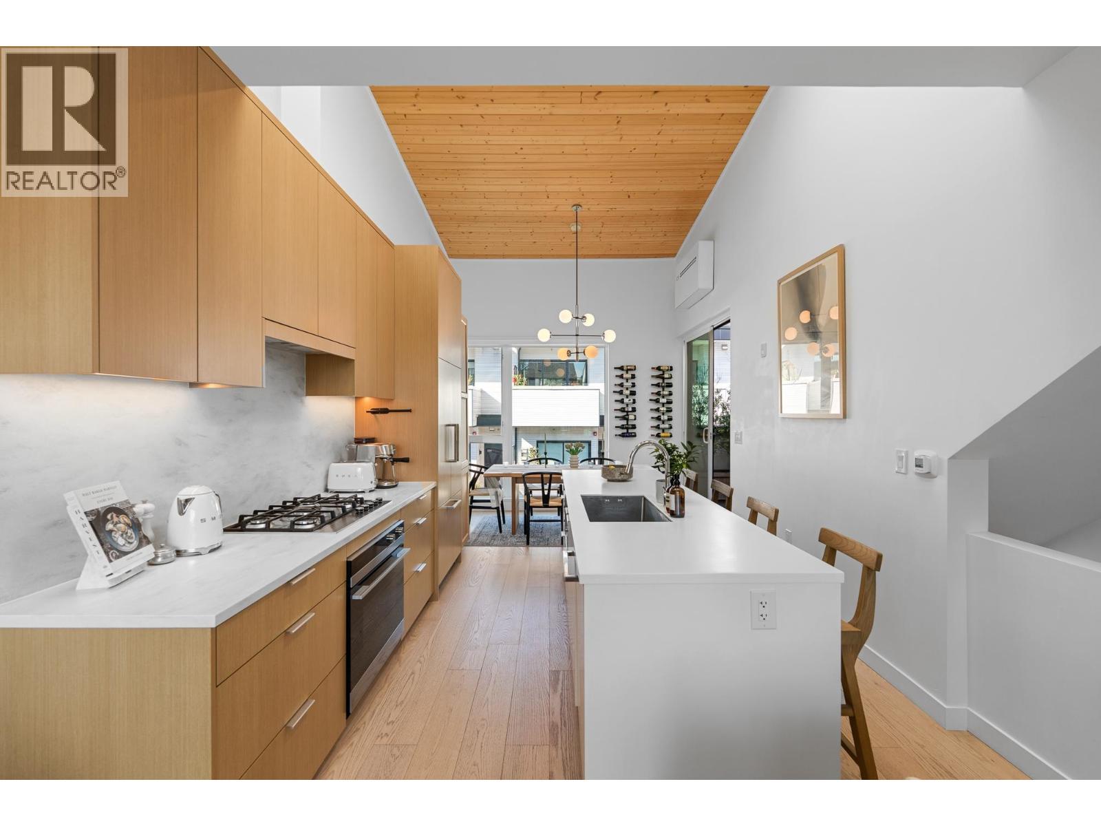 203 650 E 2ND STREET, North Vancouver
