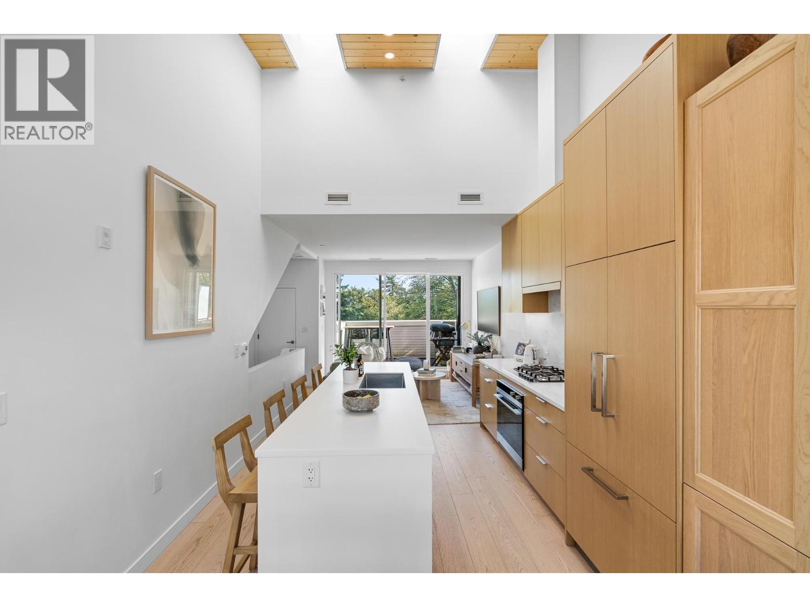 203 650 E 2ND STREET, North Vancouver