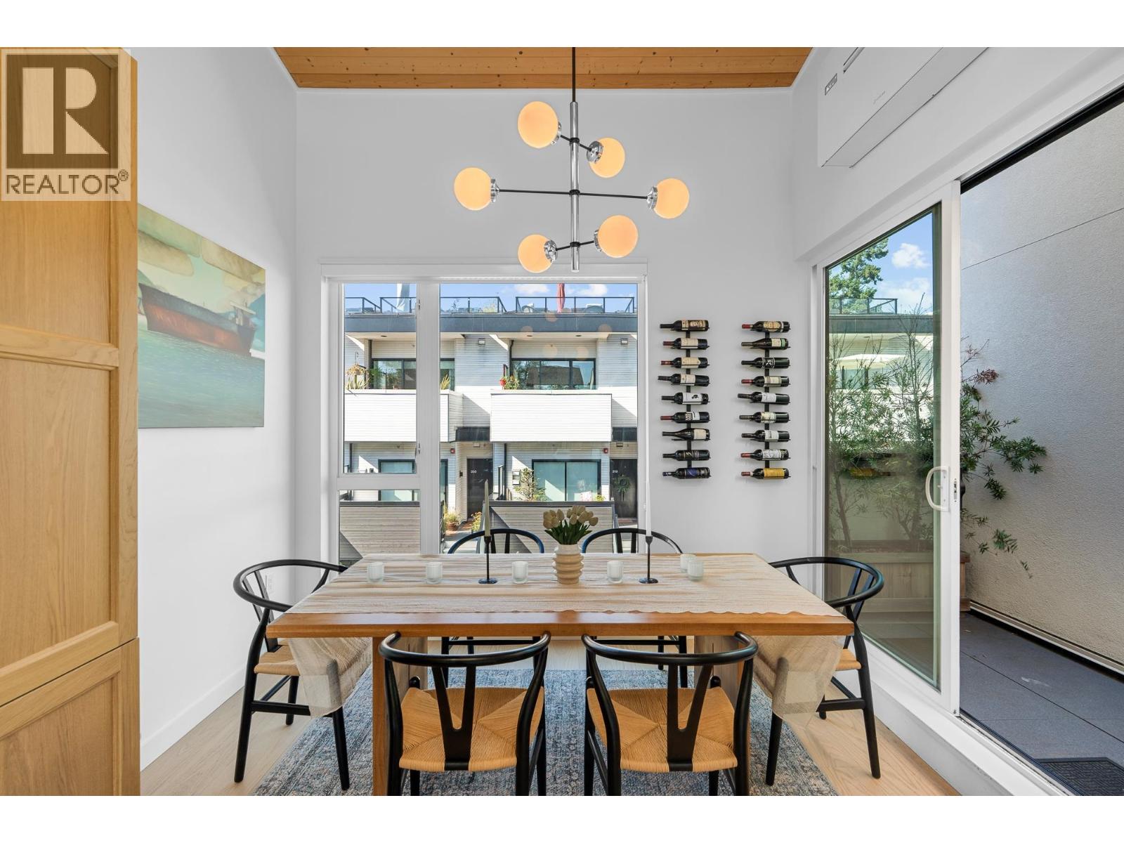 203 650 E 2ND STREET, North Vancouver