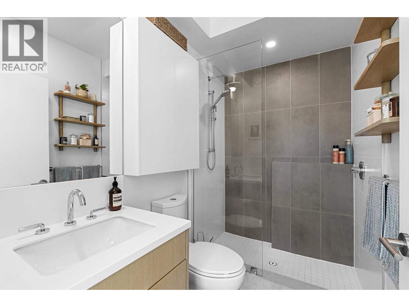 203 650 E 2ND STREET, North Vancouver