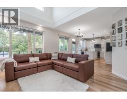 24128 Hill Avenue, Maple Ridge, BC V2W2C9 Photo 9