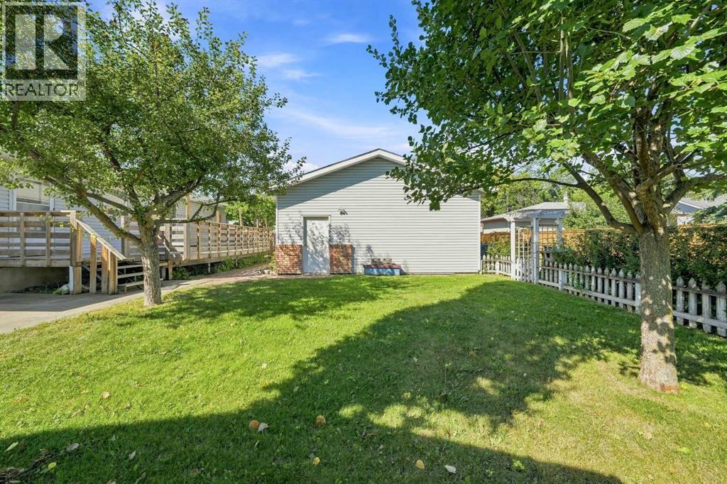 Listing photo – 4216 37 Street, Red Deer
