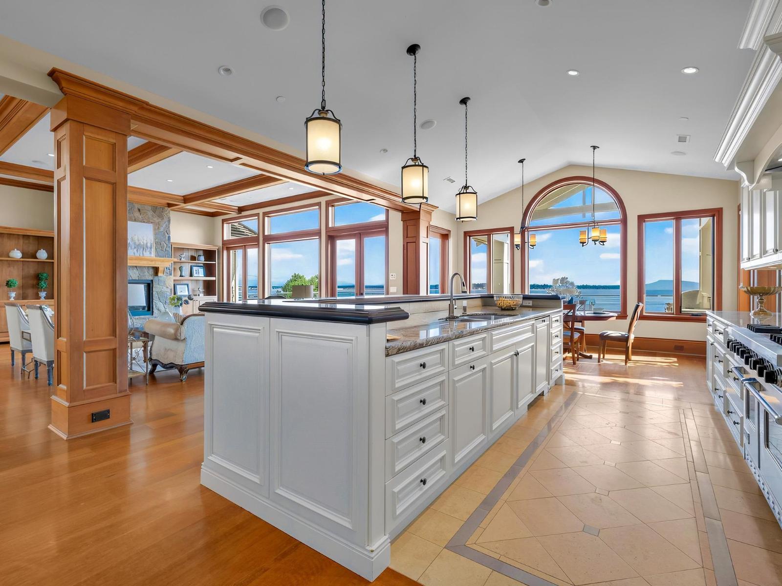 14334 SUNSET DRIVE, White Rock