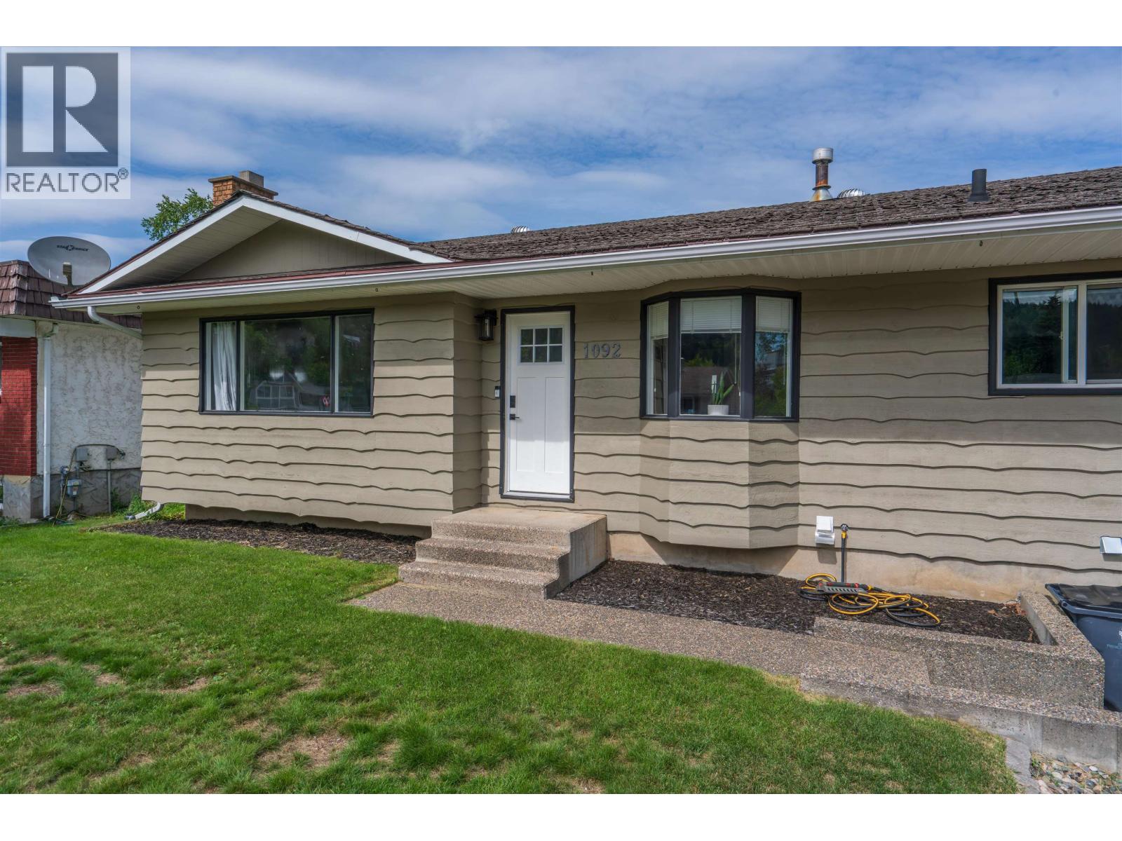 1092 LIMESTONE CRESCENT - 2